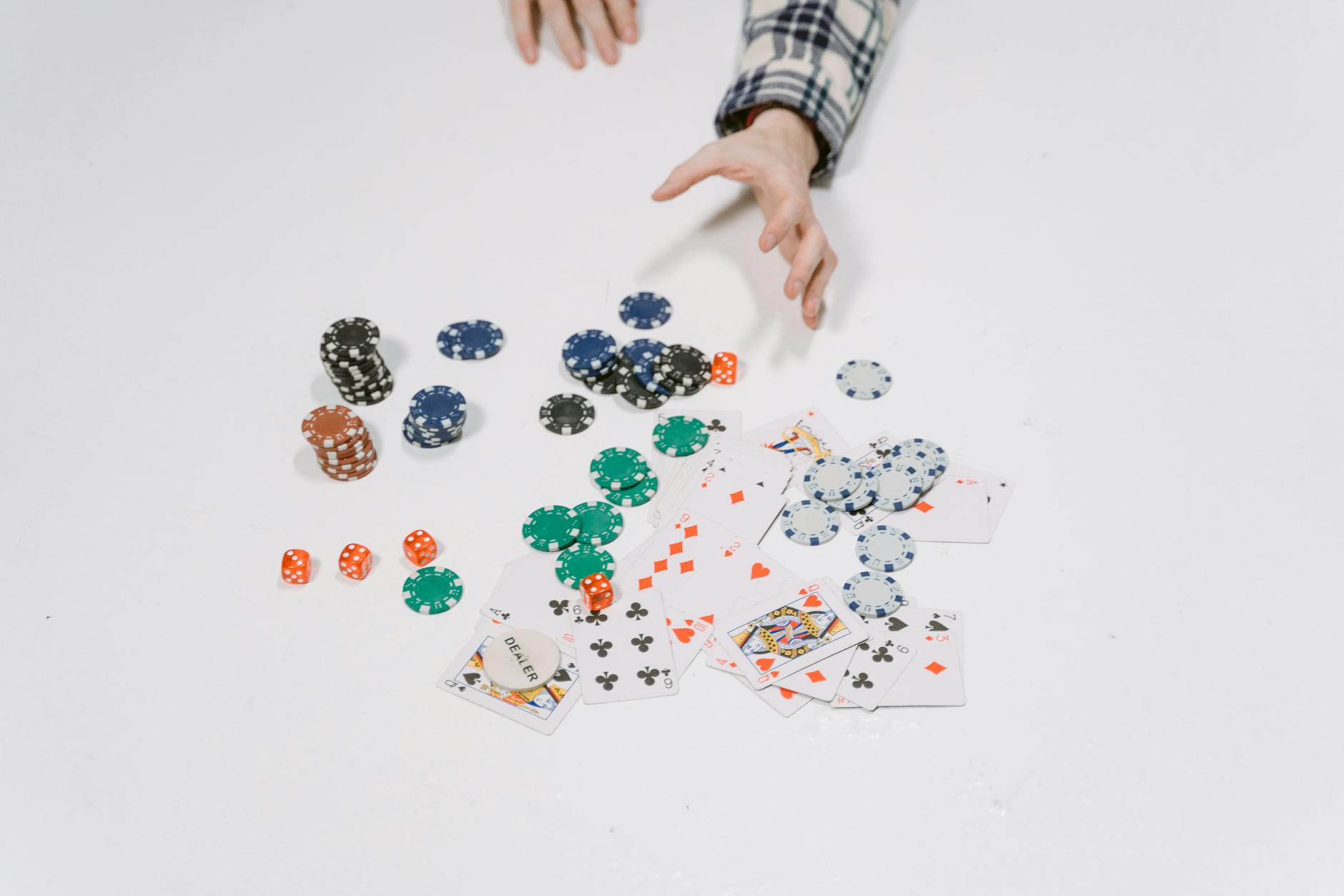 Bảng trả thưởng game nổ hũ với các biểu tượng wild và scatter