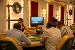 Người chơi quan sát bàn baccarat live trước khi đặt cược