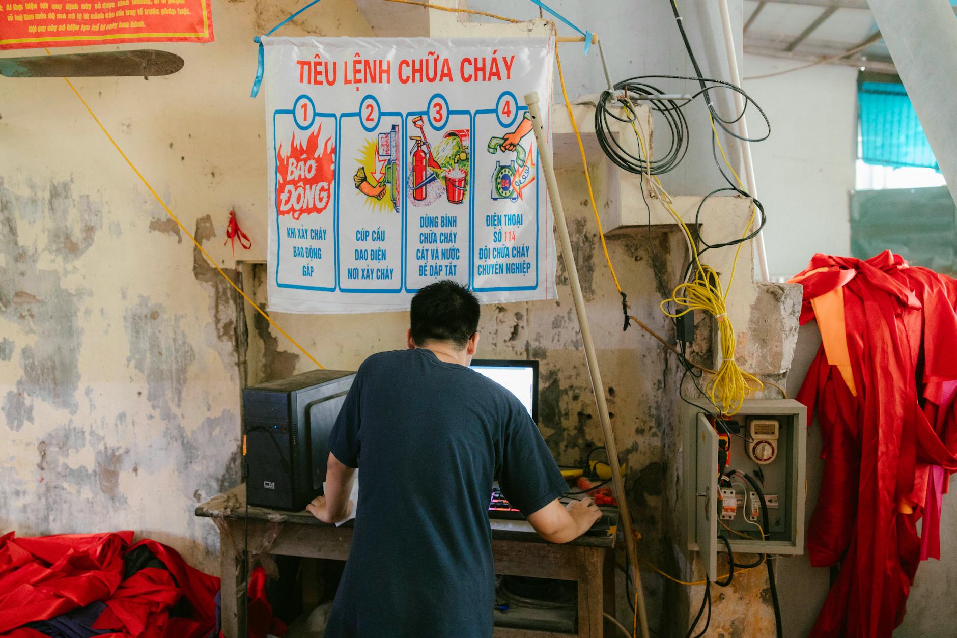 Cụm cá đàn bơi dày ở khu vực giữa màn hình