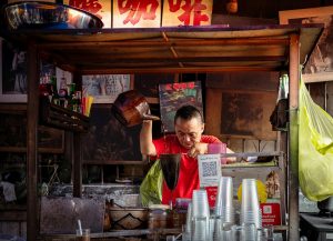 Người dùng truy cập mục thể thao trên điện thoại với giao diện tối giản