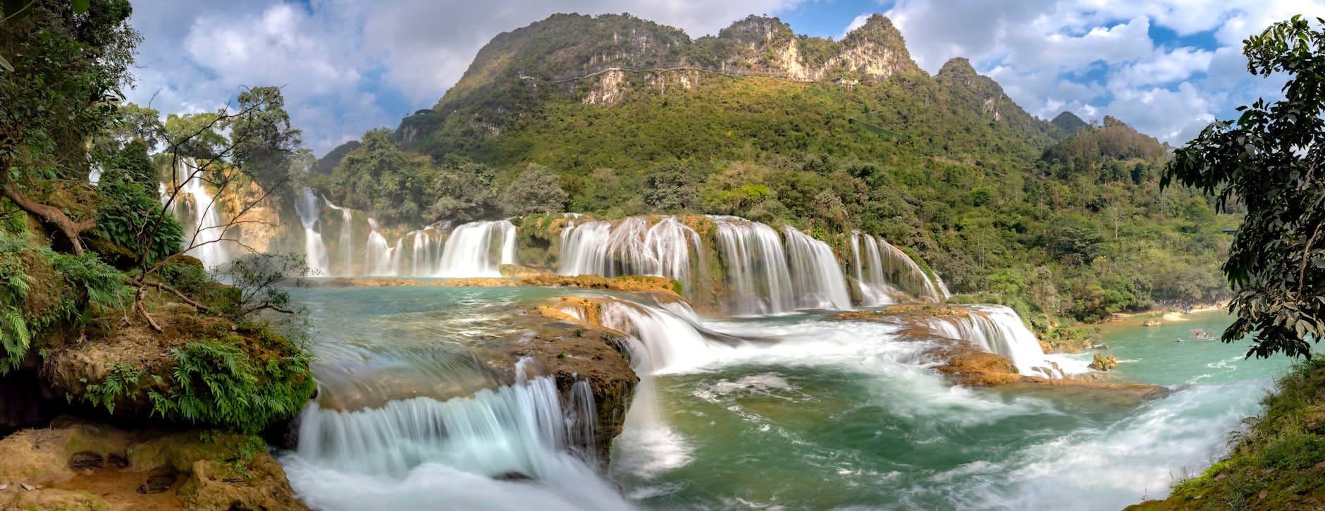 Tình huống tấn công trong trận bóng đá đang diễn ra để minh họa cho việc đọc kèo live