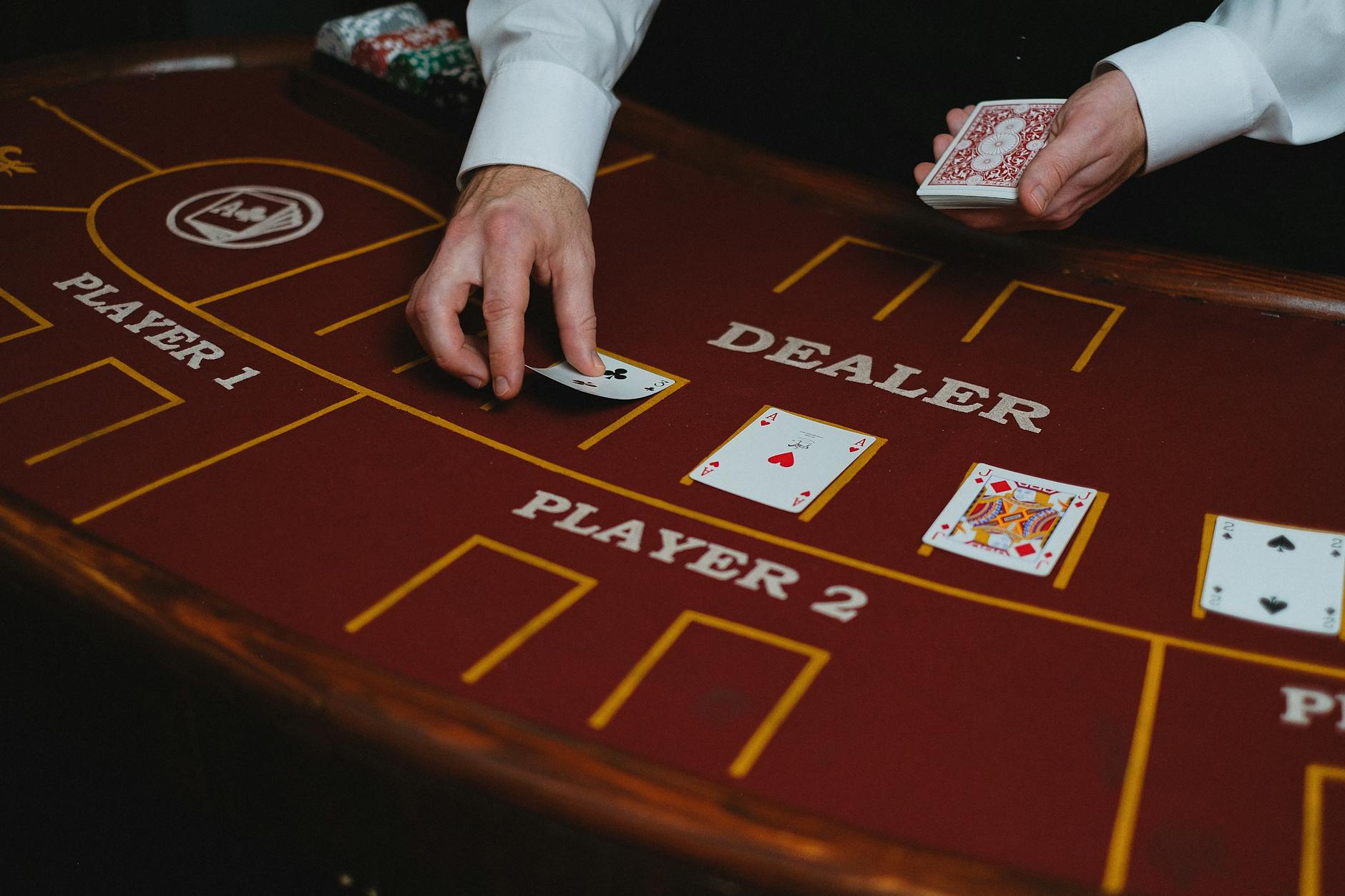 Bàn baccarat live với dealer và không gian ánh sáng vừa phải