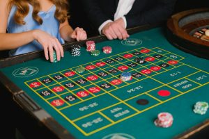 Giao diện casino online trên điện thoại và laptop với bố cục hiện đại