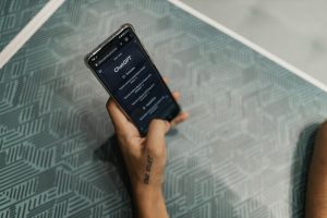 Người mới tìm hiểu cách chơi baccarat trên giao diện casino online đơn giản