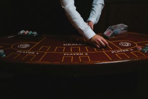Bàn casino trực tuyến với chip và bài ở góc chụp cận cảnh