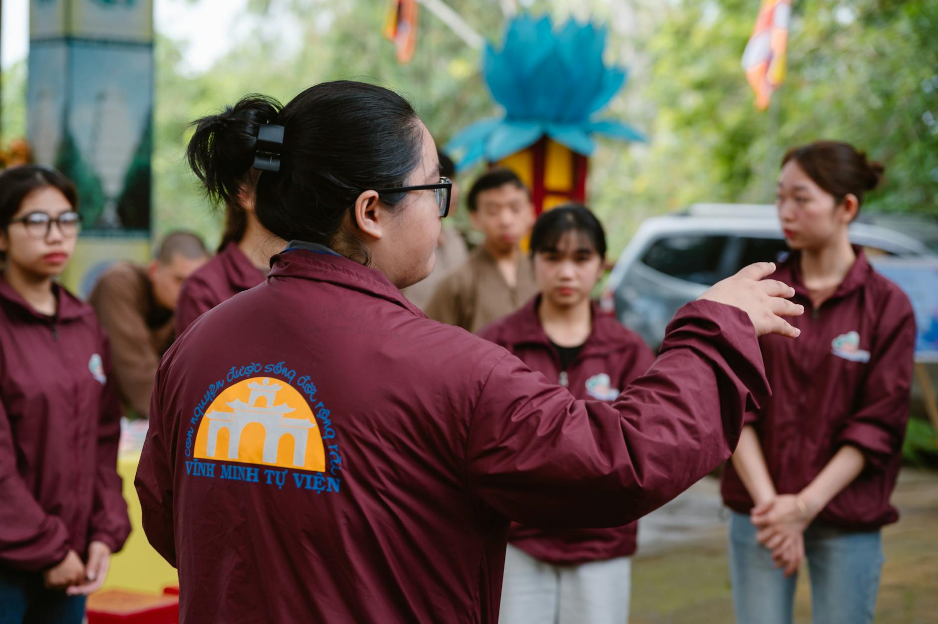 Huấn luyện viên chỉ đạo chiến thuật trong một trận cầu châu Âu