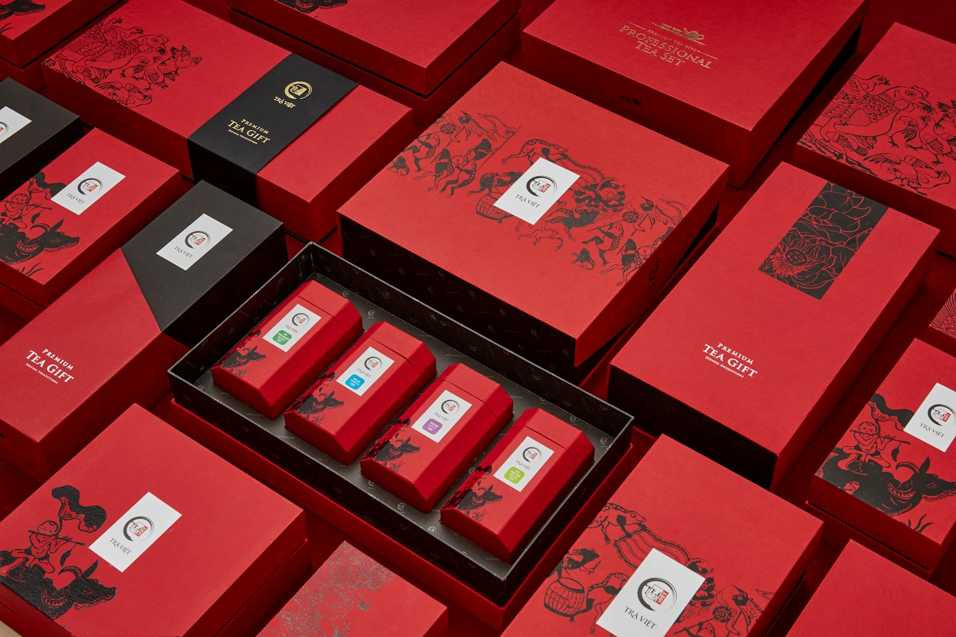 Người dùng xem bảng tỷ lệ cược bóng đá trên điện thoại