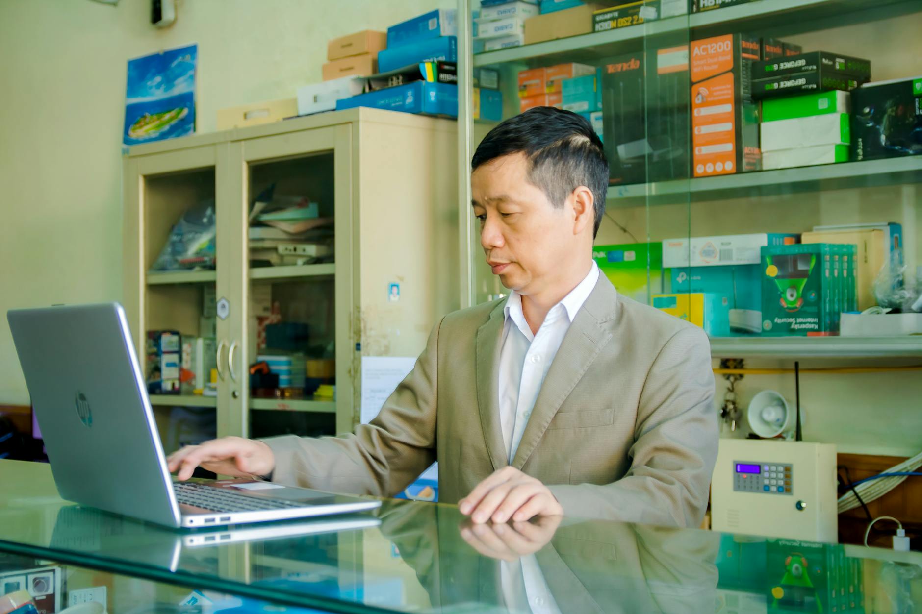 Người chơi đang phân tích tỷ lệ kèo chấp và số liệu trận đấu trên màn hình