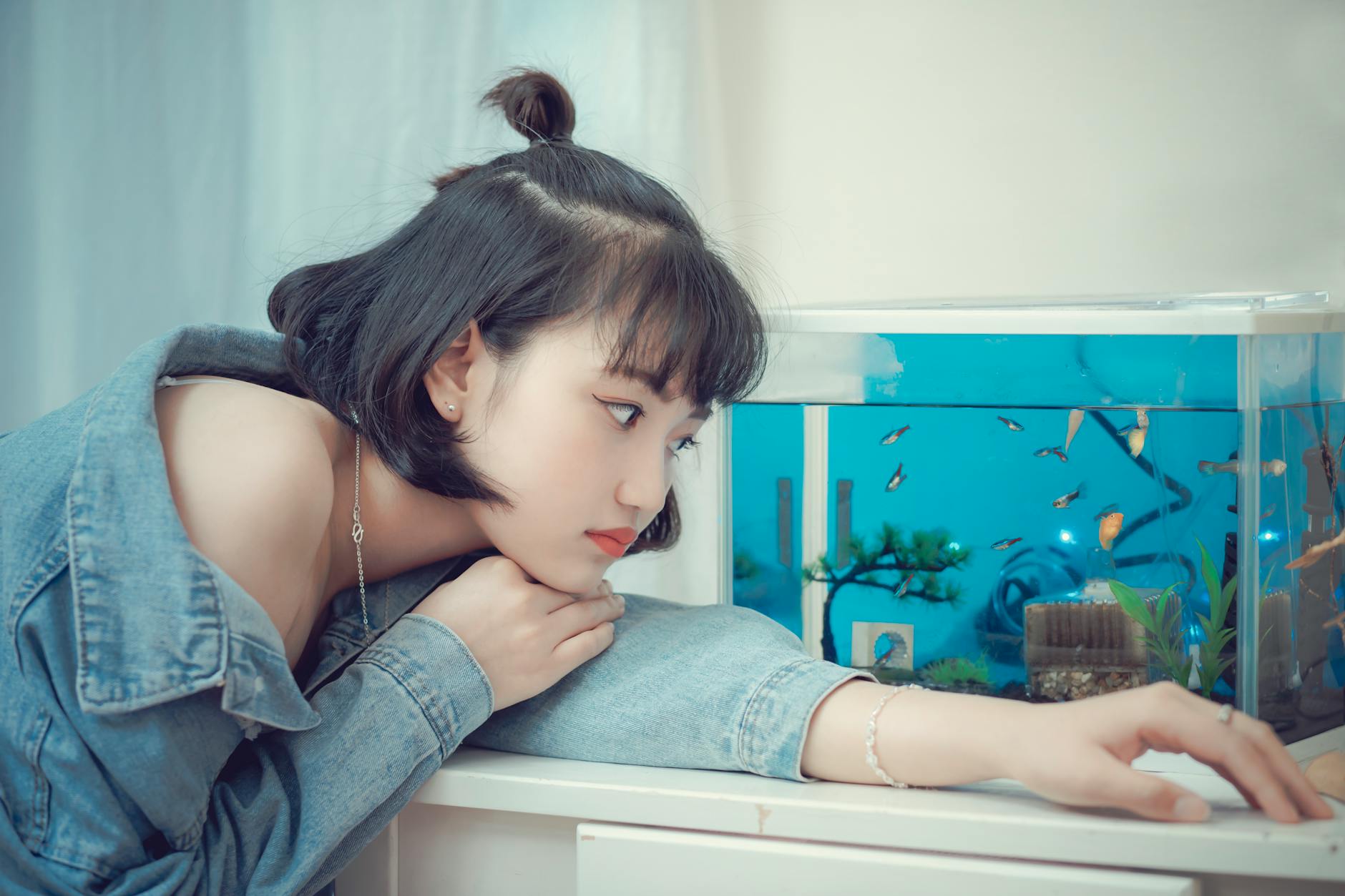 Người chơi bắn cá đang canh góc bắn và đổi mức đạn