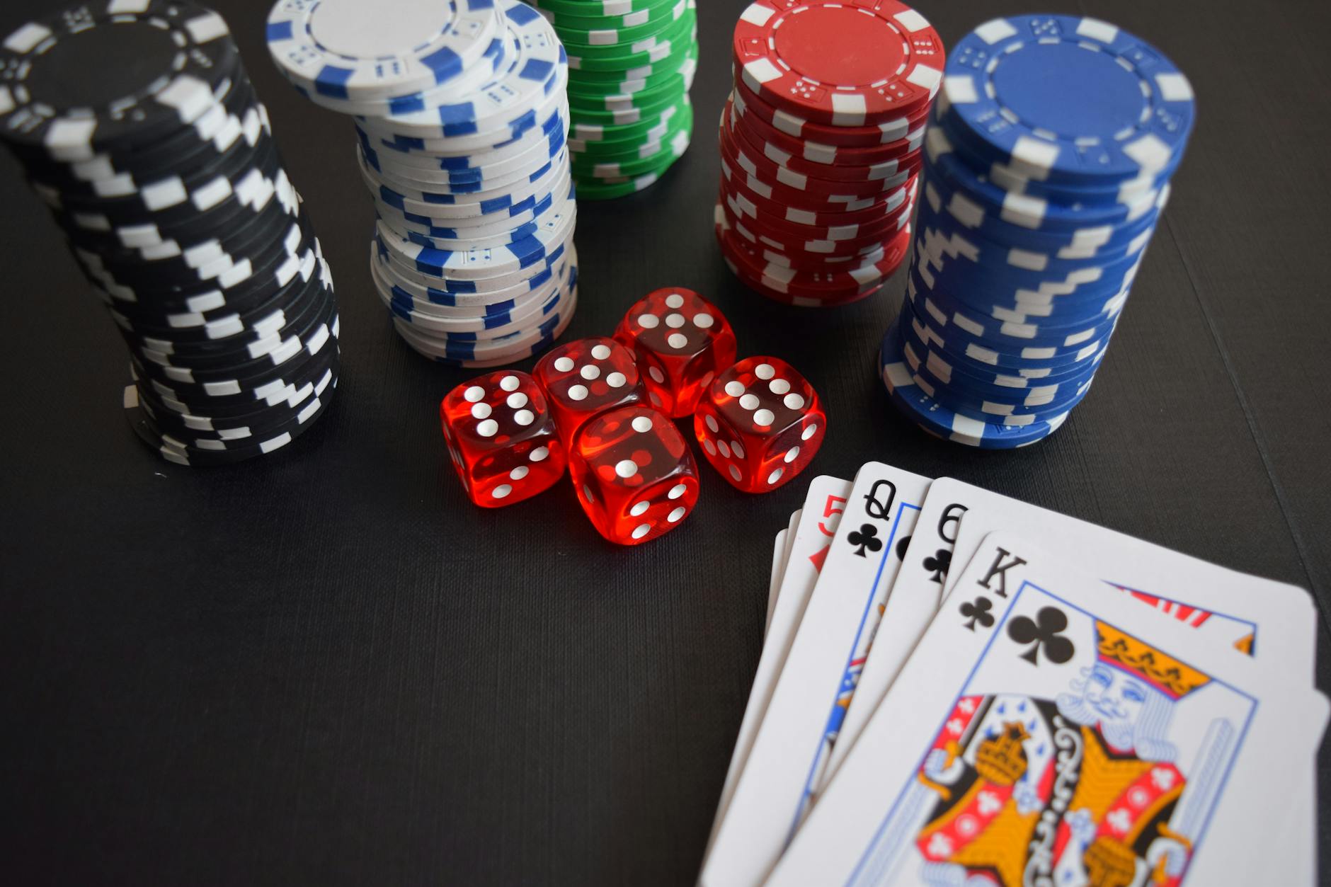 Giao diện blackjack online trên điện thoại với chip cược và lá bài rõ ràng