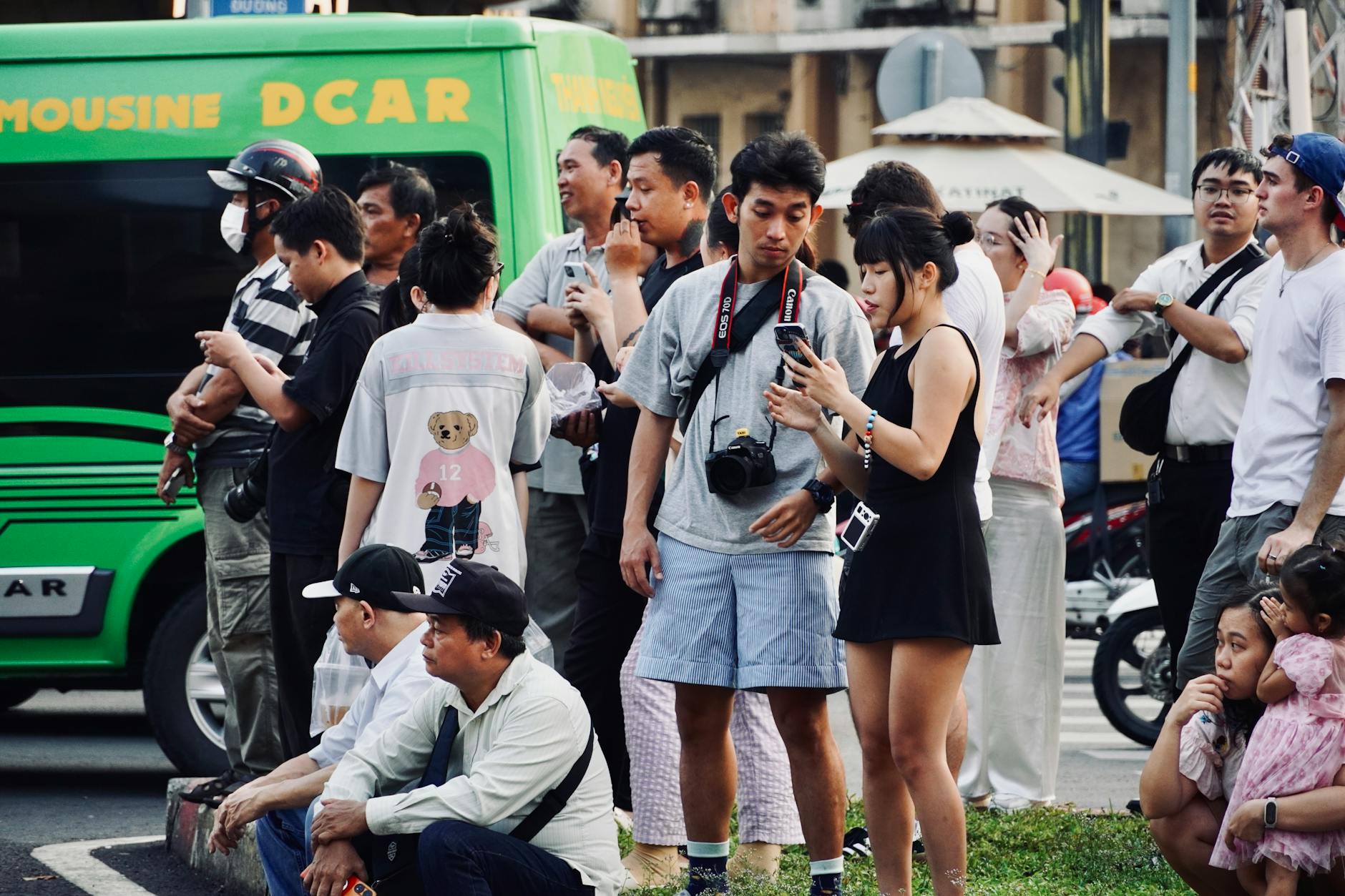 Người chơi theo dõi trận thể thao và ghi chú trước khi vào kèo