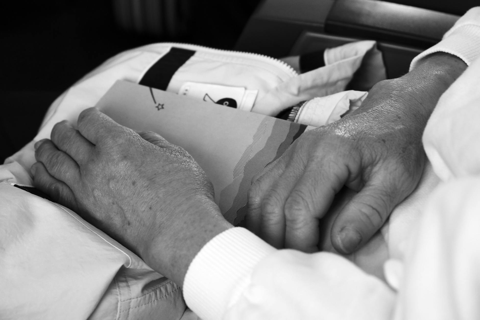 Người chơi theo dõi trận đấu và ghi chép quản lý vốn trước khi đặt cược