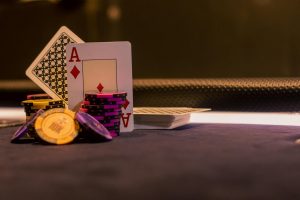 Bàn poker trực tuyến với bài và chip đặt gọn gàng